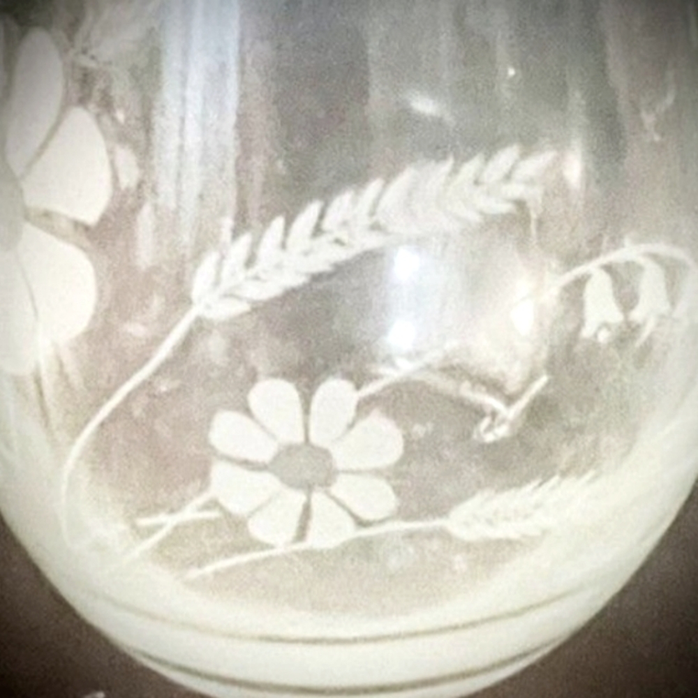 VINTAGE CRYSTAL GLASS, ETCHED FLORAL VASE. HIGHT: 8.5". - Picture 2 of 3